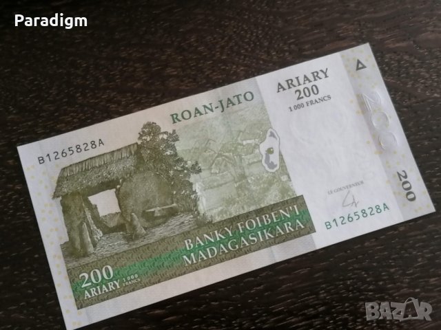 Банкнота - Мадагаскар - 200 ариари UNC | 2004г., снимка 1 - Нумизматика и бонистика - 26262711