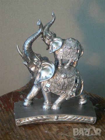 Продавам красива и стара статуетка със слонове.