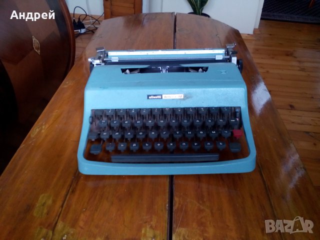 Стара пишеща машина Olivetti Ivrea
