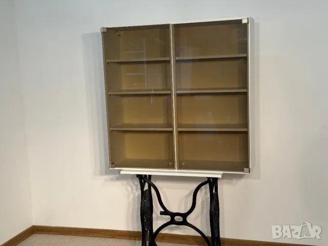 Витрина със стъклени вратички, снимка 1