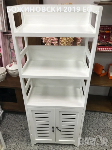 Дървено шкафче с две вратички и рафтчета в бяло