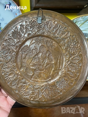 Стара медна чиния за стена Релефно изображение на седнал човек и флорални мотиви Диаметър-22 см и дъ, снимка 7 - Пана - 52809170