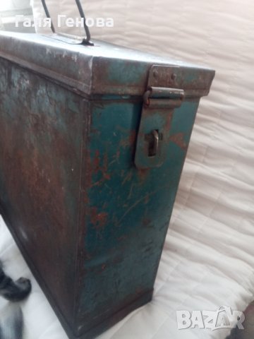 Метална кутия, снимка 3 - Антикварни и старинни предмети - 43968630