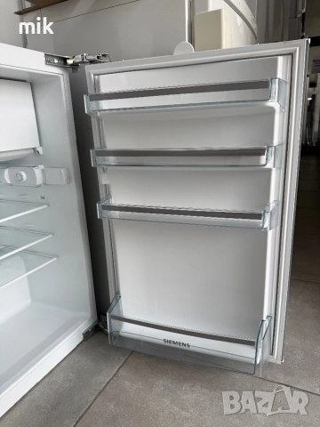 Малък хладилник за вграждане Сименс , снимка 3 - Хладилници - 52647200