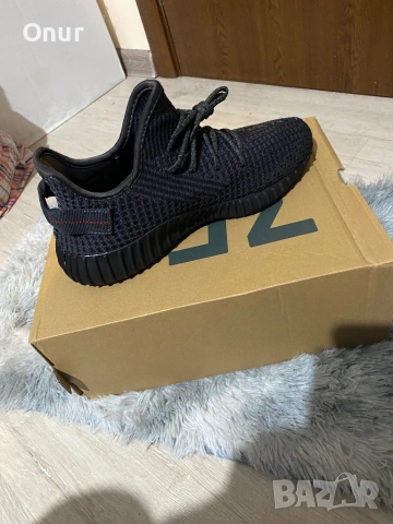 Yeezy v2 350 чисто нови, снимка 2 - Ежедневни обувки - 53289850