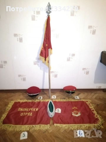 Стари ученически знамена и шапки от СОЦА