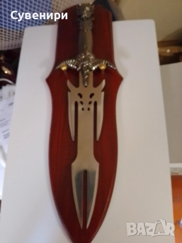 меч за стена на дървено пано