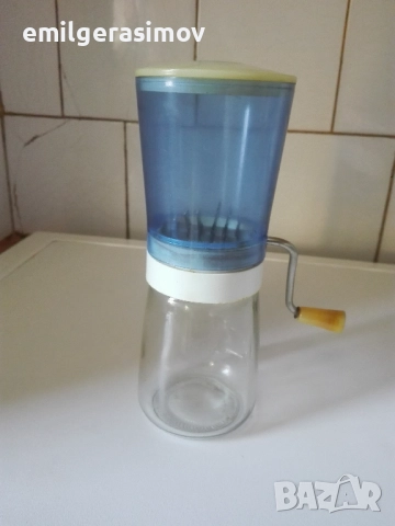 Микровълнова фурна , орехомелачка и две ретро ютии., снимка 6 - Микровълнови - 45706849