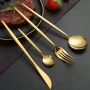 Комплект прибори за хранене в златист цвят от 24 части с луксозен дизайн и магнитна кутия., снимка 1