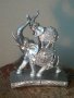 Продавам красива и стара статуетка със слонове., снимка 1 - Статуетки - 33338593