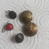 Брошка и военни копчета, снимка 2 - Антикварни и старинни предмети - 28692491