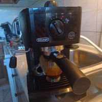 Кафе машина Делонги с ръкохватка с крема диск и прави хубаво кафе с каймак , снимка 2 - Кафемашини - 37448114