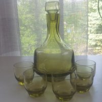 Ракиен комплект от бутилка с тапа, 5 чашки от зелено стъкло, снимка 1 - Чаши - 33174248