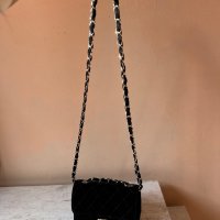 Малка черна велурена чанта с дръжка и закопчалка в златно 🖤, снимка 5 - Чанти - 43887393