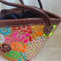 Мароканска ръчно изработена чанта от тъкана слама с флорална бродерия от памук, вълна и пайети, коже, снимка 2 - Чанти - 33509010
