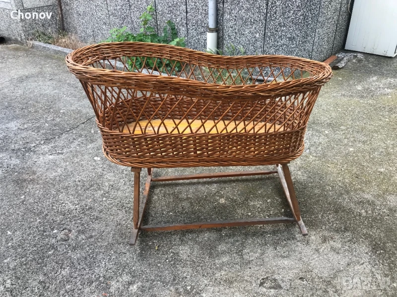 Стар плетен дървен кош за бебе с люлеещ се механизъм, снимка 1
