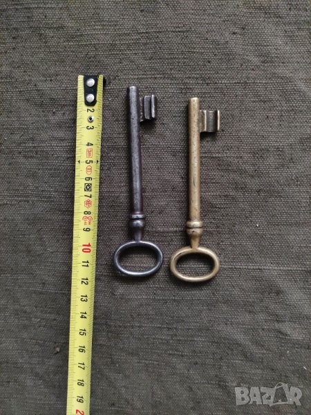 Продавам два стари метални ключа за врата, снимка 1