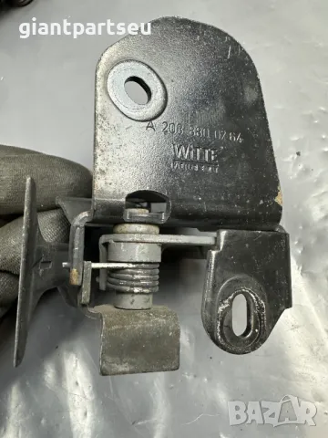 Заключалка Преден Капак за Мерцедес Mercedes-benz W203 A2038870427, снимка 3 - Части - 49138384