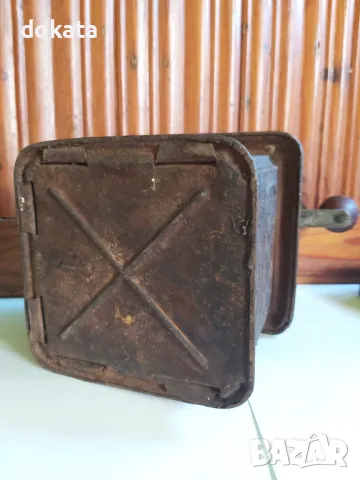 Стара кафемелачка, снимка 7 - Антикварни и старинни предмети - 48715752