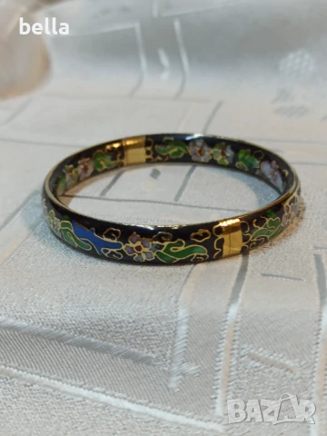 Винтидж гривна инкрустирана с клетъчен златен емайл -клоазоне и флорални орнаменти отвътре и отвън,