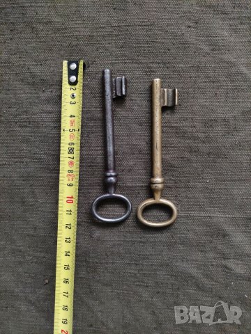 Продавам два стари метални ключа за врата