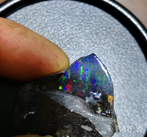 Хондураски опал - рядък с ефект игра на цветове. Полиран директно върху скалата. , снимка 5 - Други ценни предмети - 53519428