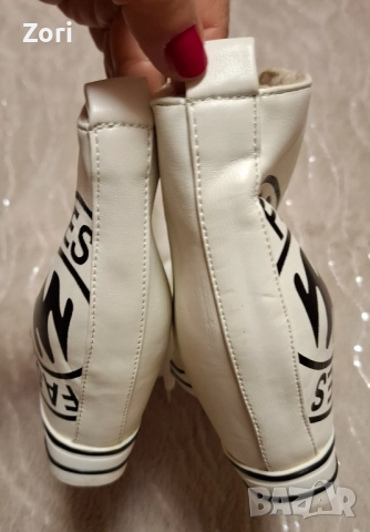 Бели боти с черна щампа и с вътрешна платформа, снимка 4 - Дамски боти - 52634801