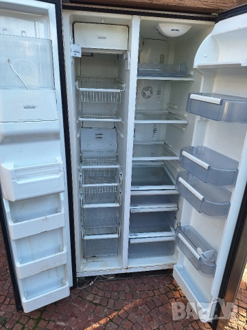 Продавам хладилник с фризер SMEG, снимка 2 - Хладилници - 52734572