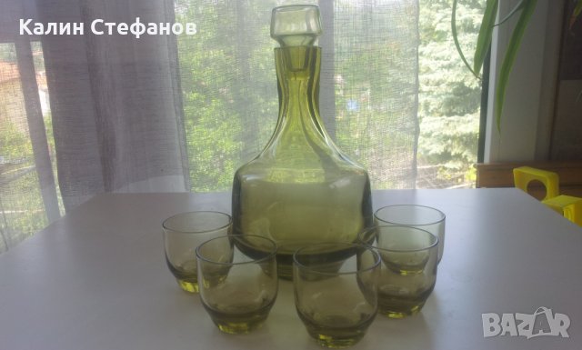 Ракиен комплект от бутилка с тапа, 5 чашки от зелено стъкло, снимка 1 - Чаши - 33174248