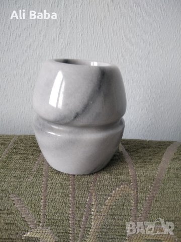 красив мраморен моливник