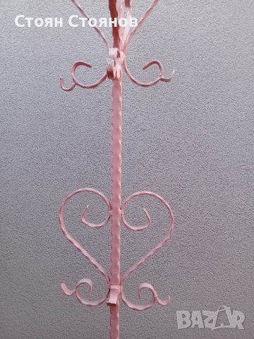 Закачалка и щендер от ковано желязо в розово