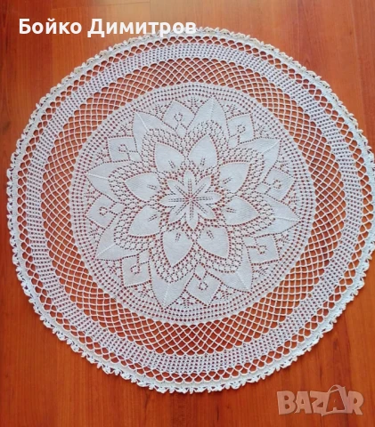 Продавам кръгла плетена покривка