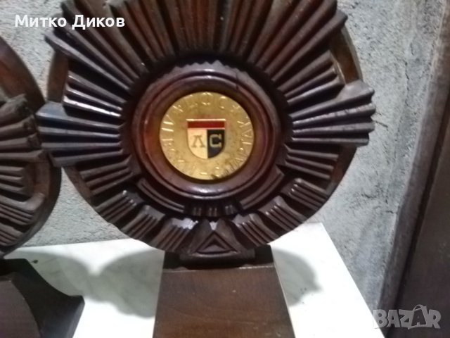 Почетен знак на Левски фи 6см 75 години в дървена рамка с дърворезба Н-315мм и фи 21см, снимка 2 - Футбол - 44105687
