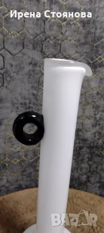 Елегантна и стилна ваза в млечно бял цвят с акцент дръжка тип ухо в черно, снимка 10 - Вази - 49377348