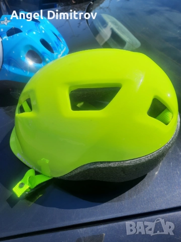 Продавам 2бр. каски за велосипед зелена и синя