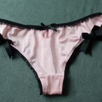 М розови сатенирани изрязани бикини/бразилиани с черни жартиери, снимка 7 - Бельо - 40501245