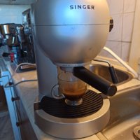 Кафе машина Сингер с ръкохватка с крема диск, работи отлично и прави хубаво кафе с каймак , снимка 1 - Кафемашини - 38230043
