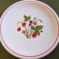 Сервиз за хранене с декор ягодки-Италия, снимка 1 - Сервизи - 38057848