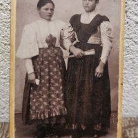 Стара снимка на 2 юнакини в народни носии Търновския регион. , снимка 1 - Антикварни и старинни предмети - 43434798