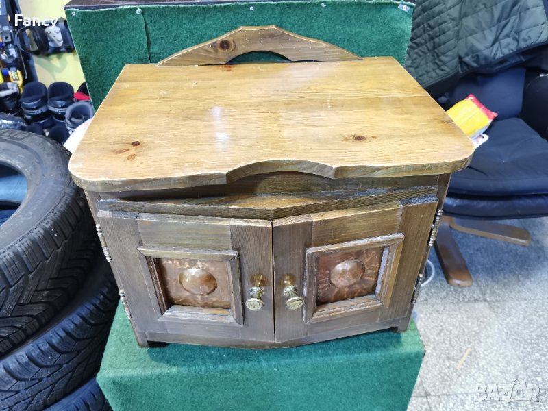 Старо нощно шкафче с медни орнаменти , снимка 1