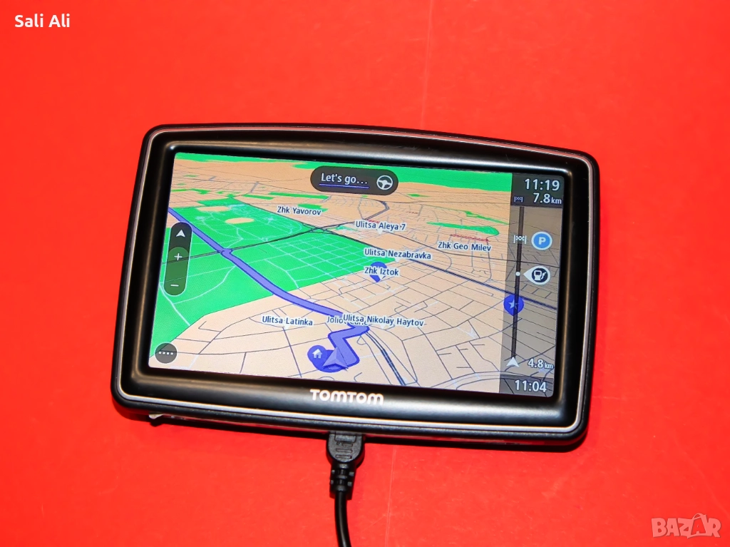TomTom навигационна система GPS устройство с кабел и зарядно за кола, снимка 1