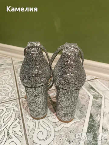 Брокатени обувки на ток, снимка 3 - Дамски обувки на ток - 49380135