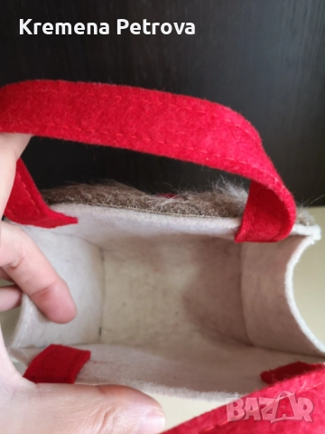 Нова Декоративна коледна кошница, изработена от филц, с апликации на Дядо Коледа и червени кардинали, снимка 4 - Декорация за дома - 52646229