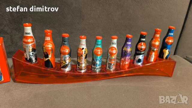 Coca Cola 100 години комплект бутилки, 10 мини алуминиеви бутилки с поставка, снимка 4 - Колекции - 51381111