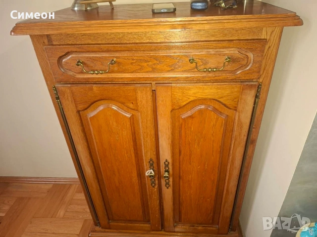 Масивни дървени шкафове и витрини