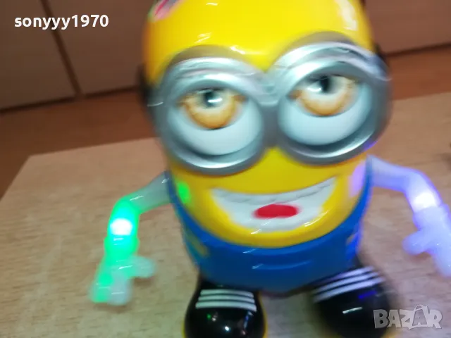Танцуваща играчка-миньон на батерии-СВЕТИ СВИРИ ТАНЦУВА 1512241216, снимка 6 - Колекции - 48353423
