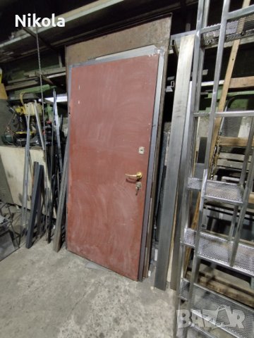 Метална входна врата с каса от Панелен апартамент - лява 85,5/194,5см, снимка 3 - Дограми - 39521260