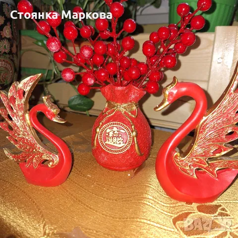 Красив комплект -ваза с червени плодове и лебеди, снимка 2 - Статуетки - 49209902