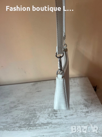 Бяла чанта имитация на крокодилска кожа със сребърни катарами с вътрешен отделен джоб с цип 🤍 , снимка 2 - Чанти - 51893037