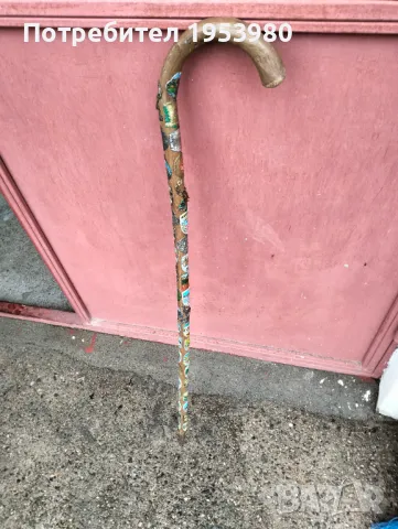 Туристически бастун с много значки